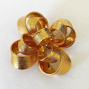 Kenneth Jay Lane gold bow ribbon 3 dimensional brooch